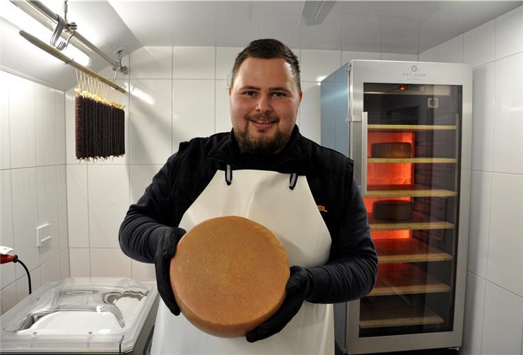 In Nordenham gibt es einen neuen Hofladen Blexer Käse, hergestellt aus Blexer Milch: Jannik Böger hält einen Laib Gouda in den Händen.