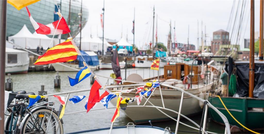 Blick an den Alten Hafen vor dem Klimahaus mit Kleinbooten. Foto: Hartmann