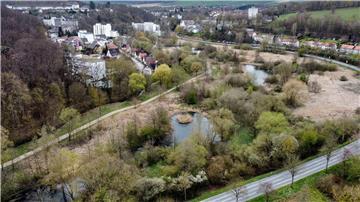 Blick auf Bad Gandersheim mit dem Auepark im Vordergrund.
