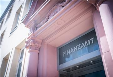 Ein altes Gebäude. Über dem Eingang steht "Finanzamt".