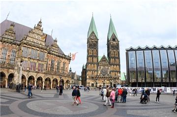 Marktplatz, Dom, altes Gebäude, Menschen