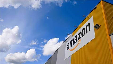 Blick auf das Dortmunder Amazon-Logistikzentrum, in dem große Mengen an Produkten lagern. 