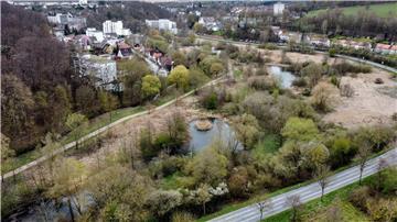 Blick auf das Gelände der Landesgartenschau Bad Gandersheim mit dem Auepark im Vordergrund und Teilen der Stadt im Hintergrund.