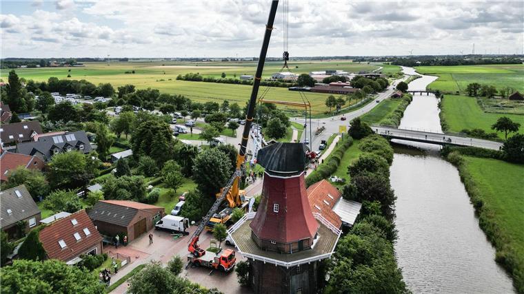 Rote Windmühle in Greetsiel hat Kappe wieder Blick auf das Greetsieler Wahrzeichen, die Rote Windmühle. (Luftaufnahme mit einer Drohne).