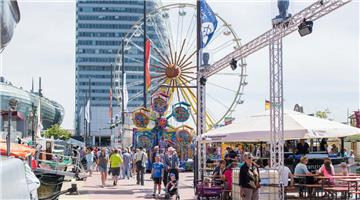 Blick auf das große Riesenrad. Seestadtfest Bremerhaven 2018. Foto: Hartmann