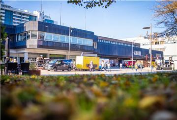Blick auf das Karstadt-Gebäude im Oktober 2021 - so wird es bald nicht mehr aussehen.