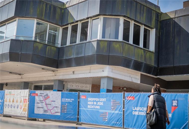 Blick auf das Karstadt-Gebäude in der Bremerhavener City. Dessen Abriss wird sich wegen eines neuen Asbest-Fundes verzögern.
