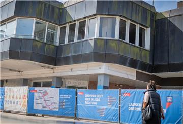Blick auf das Karstadt-Gebäude in der Bremerhavener City. Dessen Abriss wird sich wegen eines neuen Asbest-Fundes verzögern.