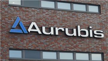Prozessauftakt um Millionen-Betrug bei Aurubis verschoben Blick auf das Logo an einem Gebäude auf dem Werksgelände der Aurubis AG.