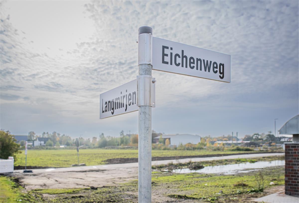 Bremerhaven setzt auf Platz für Eigenheime - Grüne sind skeptisch Ein Straßenschild zeigt die Namen der Straßen Eichenweg und Langmirjen in Bremerhaven.
