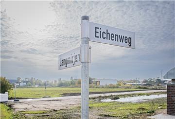 Ein Straßenschild zeigt die Namen der Straßen Eichenweg und Langmirjen in Bremerhaven.