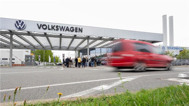 VW kündigt neue E-Modelle aus Niedersachsen an Blick auf das Tor von Volkswagen Sachsen am Standort Zwickau.