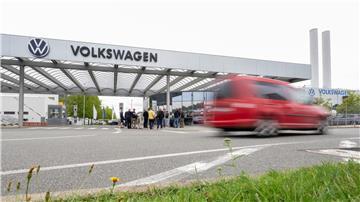 Blick auf das Tor von Volkswagen Sachsen am Standort Zwickau.