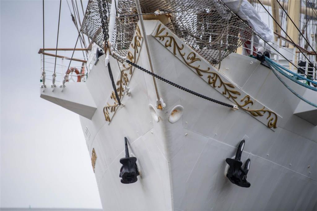 Blick auf den Bug. Das polnische Segelschiff &quot;Dar Mlodziezy&quot; liegt an ...