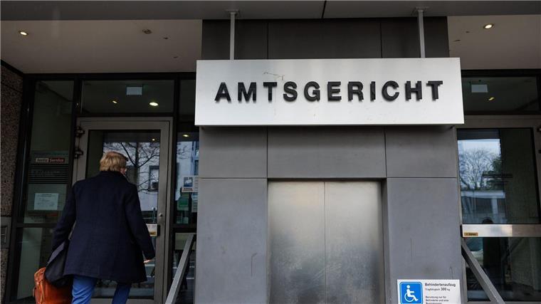 Blick auf den Eingang vom Amtsgericht Osnabrück.