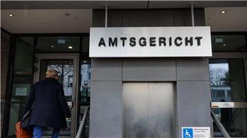 Kind geschlagen und Lehrerin angegriffen - Bewährungsstrafe Blick auf den Eingang vom Amtsgericht Osnabrück.