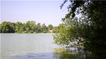 Blick auf den Großen Teich der Ricklinger Kiesteiche. Die Region Hannover hat für das Gewässer wegen erhöhter Konzentration von Blaualgen ein Badeverbot ausgesprochen.