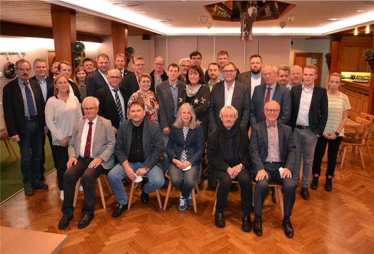 Blick auf den neuen Beverstedter Gemeinderat: Bürgermeister Guido Dieckmann (hintere Reihe) betont, dass die Ratssitzung als 3G-Veranstaltung stattfand. Foto Hansen