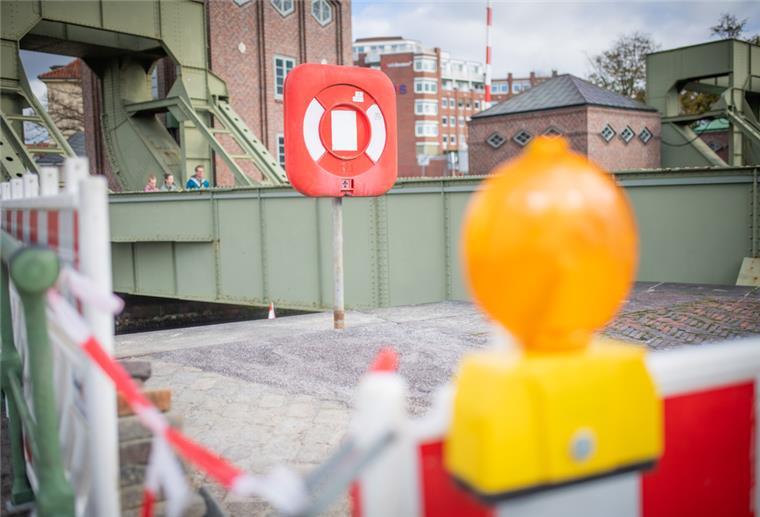 Bremerhaven: Hohlraum in der Kaje am Neuen Hafen entdeckt Blick auf die Klappbrücke in Bremerhaven. Davor ist eine Absperrung und Flatterband zu sehen.