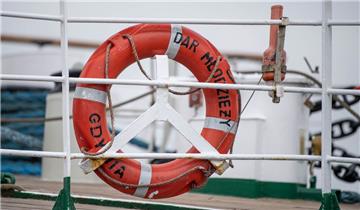 Blick auf den Rettungsring. Das polnische Segelschiff &quot;Dar Mlodziezy&quot; ...