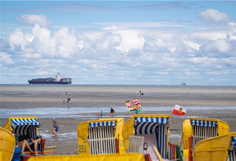 Cuxhaven bietet im August Busshuttle zum Strand an Blick auf den Strand in Duhnen.