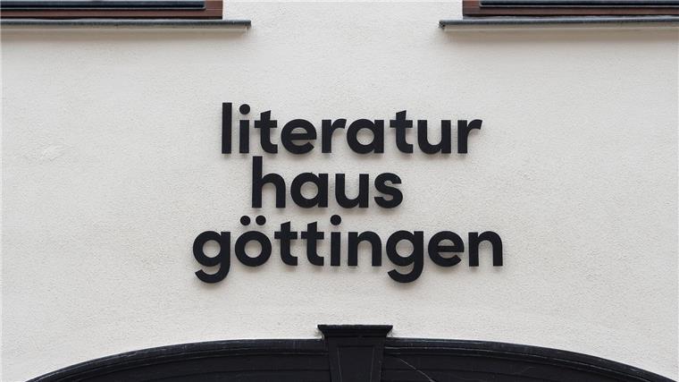 Blick auf die Ausssenfassade vom Literaturhaus Göttingen.