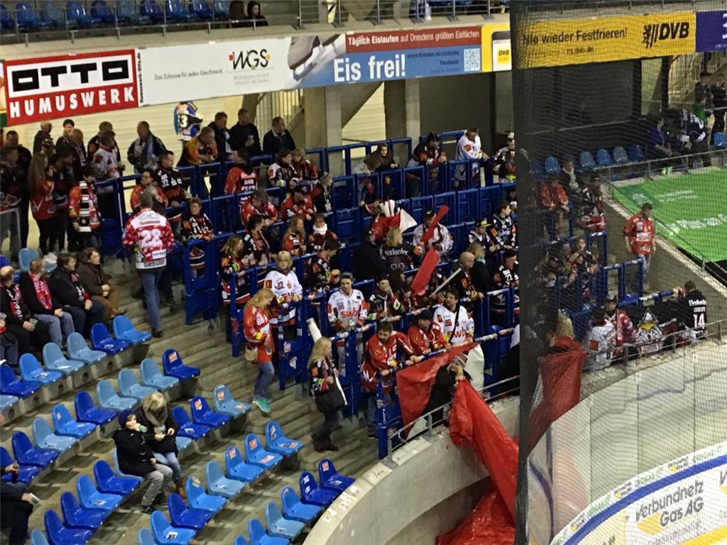Blick auf die Bremerhavener Fans vor dem Spiel gegen die Dresdner Eislöwen.