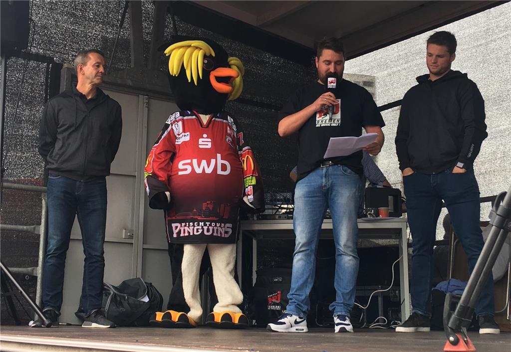 Blick auf die Bühne mit Thomas Popiesch, Kralli, Stadionsprecher Felix Behnert u...