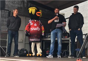 Blick auf die Bühne mit Thomas Popiesch, Kralli, Stadionsprecher Felix Behnert u...