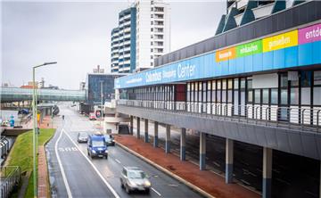 Blick auf die Columbusstraße: Sie trennt die Havenwelten von der Innenstadt. Einen Rückbau will die politische Mehrheit nicht. Nun gibt es einen neuen Vorschlag von einem bekannten Architekten.