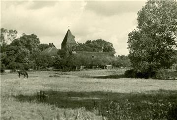 Blick auf die Dionysiuskirche im historischen Wulsdorfer Ortskern. Das Bild wurde 1962 aufgenommen. Die "Wulsdorfer Geschichtswerkstatt" will zunächst die Historie der Straßenzüge rund um die Kirche aufarbeiten. 