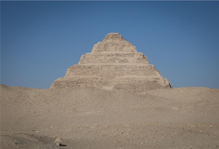 Blick auf die Djoser-Pyramide, die älteste Pyramide Ägyptens aus der Zeit um 2600 vor Christus.