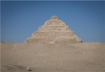 Blick auf die Djoser-Pyramide, die älteste Pyramide Ägyptens aus der Zeit um 2600 vor Christus.