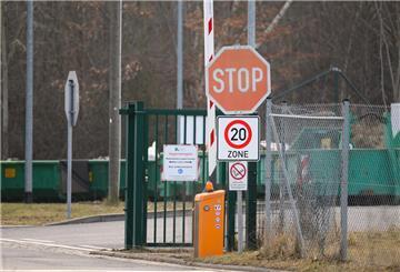 Eine Einfahrt mit dem Schild Tempo 20