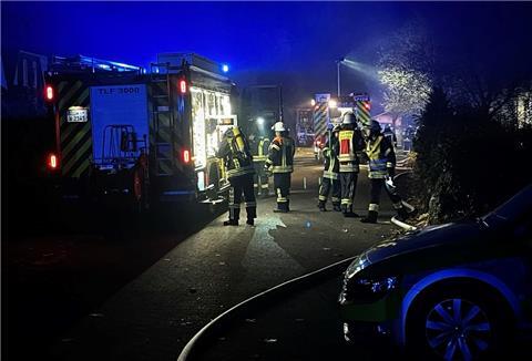 Blick auf die Einsatzstelle im Ellernkamp in Heeslingen. Die Feuerwehrleute retteten ein Wohnhaus. 