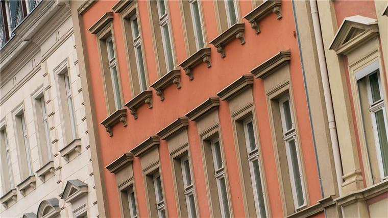Blick auf die Fassaden von Wohnhäusern.
