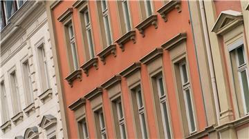 Blick auf die Fassaden von Wohnhäusern.