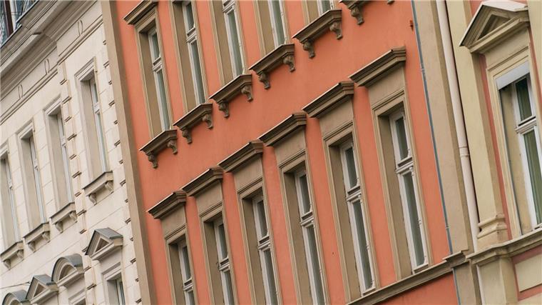 Verband fordert mehr Sozialwohnungen in Niedersachsen Blick auf die Fassaden von Wohnhäusern.