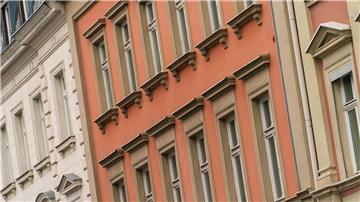 Blick auf die Fassaden von Wohnhäusern.