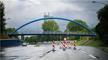Auf einer Straße stehen Absperrbaken. 