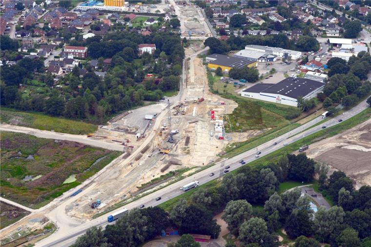 Blick auf die Hafentunnel-Baustelle an der Cherbourger Straße unweit der Einmündung in die Hans-Böckler-Straße. Nach der Fertigstellung des Tunnels im Jahr 2019 wird die Cherbourger Straße nicht zurückgebaut. Sie bleibt für den innerstädtischen Verkehr und als Umleitungsstrecke erhalten.