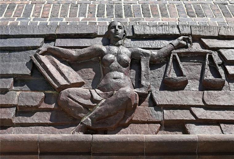 Missbrauchsskandal: Ostfriesischer Pfarrer räumt Fehler ein Blick auf die Justitia über dem Eingang eines Landgerichts.