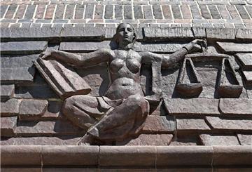 Blick auf die Justitia über dem Eingang eines Landgerichts.