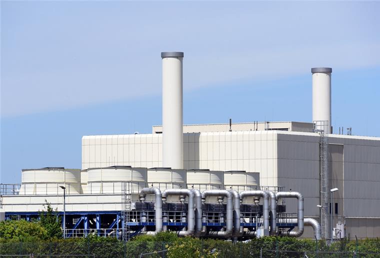 Ukraines Getreideexporte vor Neustart - Russland senkt Gaslieferungen Blick auf die Kühlanlagen und die Gasverdichter (l) des Untergrund-Gasspeichers der VNG AG. Die deutschen Erdgasspeicher-Betreiber gehen davon aus, dass trotz der erneuten Verringerung der Liefermengen aus Russland weiter eingespeichert werden kann.