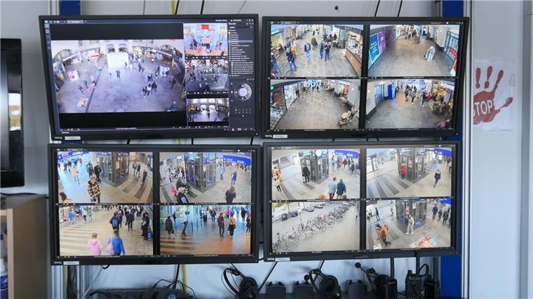 Blick auf die Monitore in der Leitstelle der Bundespolizei am Bremer Hauptbahnhof. Alle Wege und Ecken werden hier erfasst.