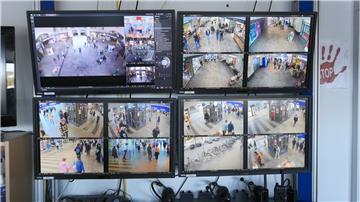 Blick auf die Monitore in der Leitstelle der Bundespolizei am Bremer Hauptbahnhof. Alle Wege und Ecken werden hier erfasst.