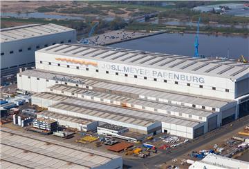 Blick auf die Produktionsstätte der Meyer-Werft. 
