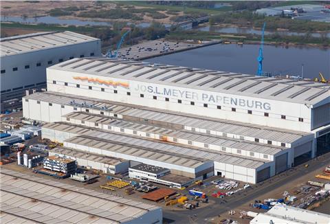 Blick auf die Produktionsstätte der Meyer Werft.