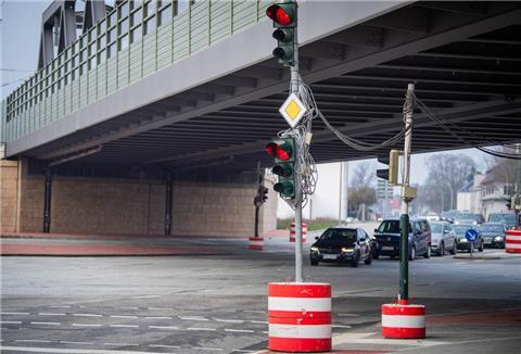 Blick auf die provisorische Ampelanlage unterhalb der Eisenbahnbrücke auf der Kreuzung Cherbourger Straße und Langener Landstraße.