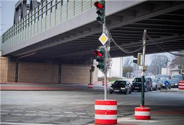 Blick auf die provisorische Ampelanlage unterhalb der Eisenbahnbrücke auf der Kreuzung Cherbourger Straße und Langener Landstraße.